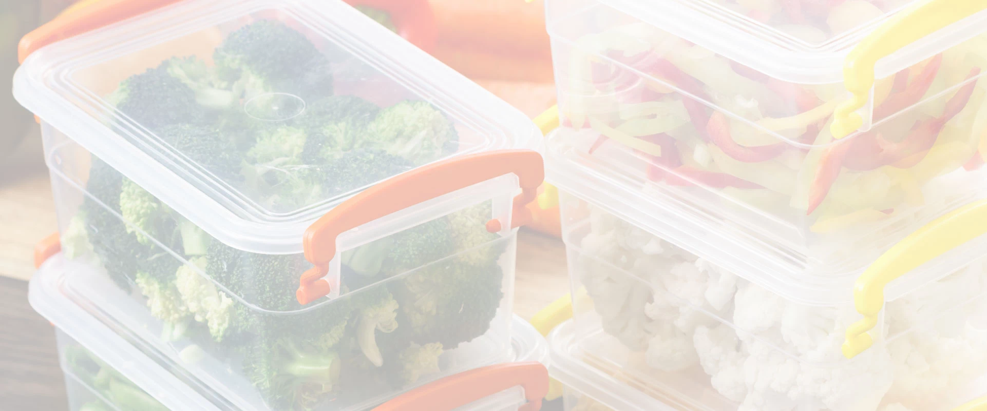 plastikowe pojemniki z warzywami